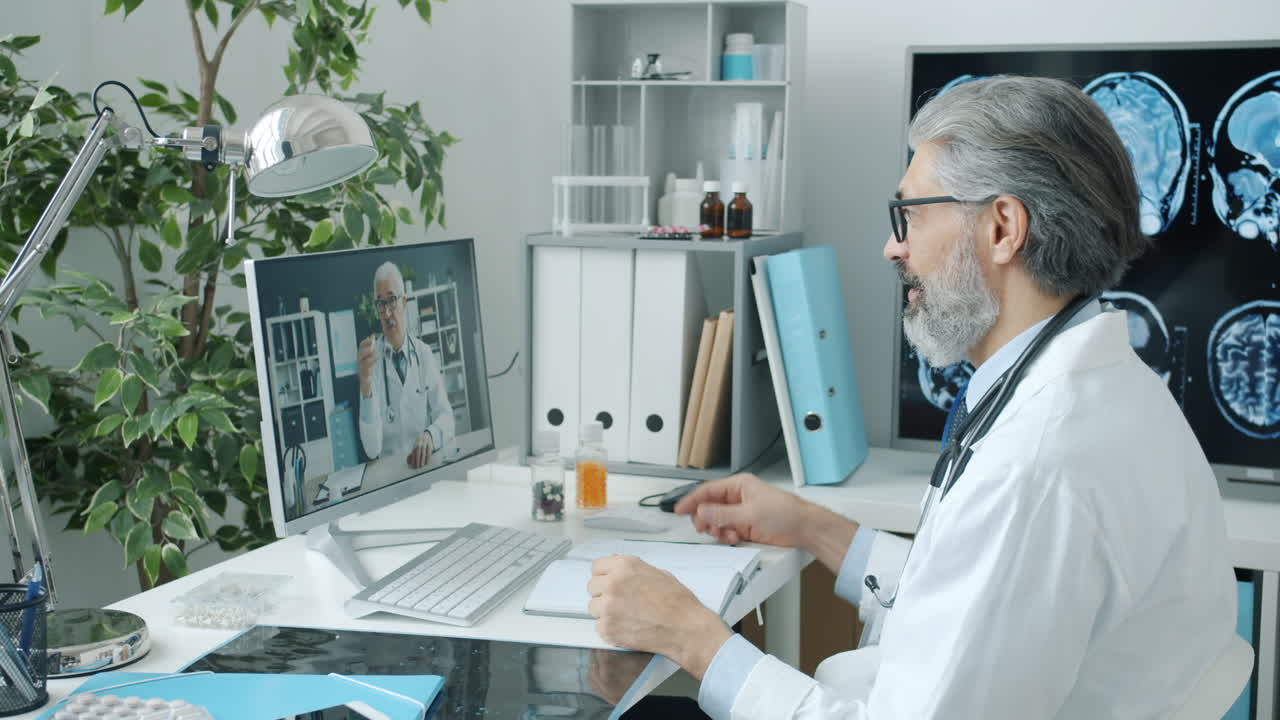 Medico che consulta un paziente tramite videoconsulto