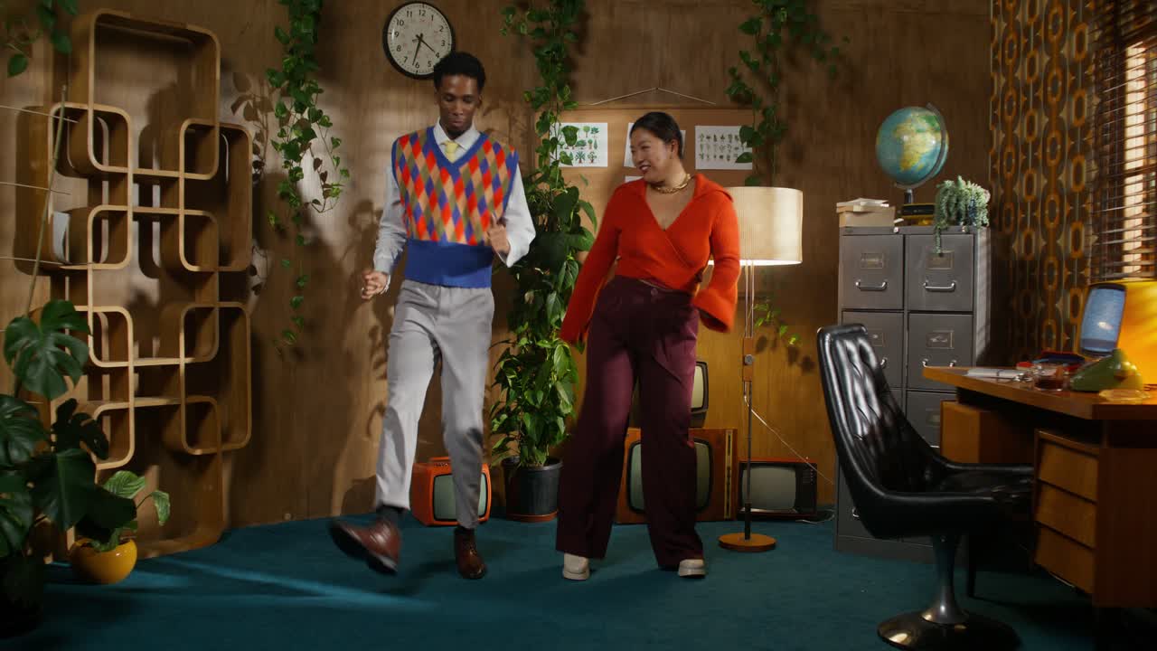 레트로 사무실에서 춤을 추는 커플