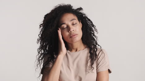 mujer afroamericana cansada sobre fondo blanco.