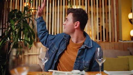 un hombre sentado en una mesa en un restaurante