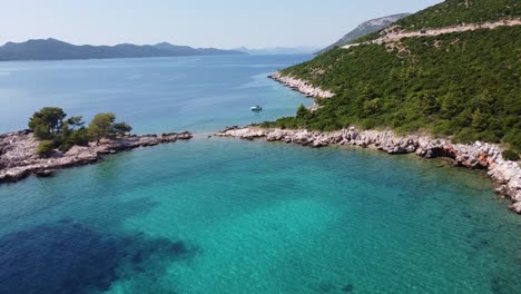 Vista-Aérea-De-Un-Barco-Navegando-En-El-Mar-Adriático-A-Lo-Largo-De-La-Costa-De-Dalmacia,-Croacia