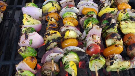 grillen von gemüse-kabobs auf einem holzkohle-grill, nahaufnahme