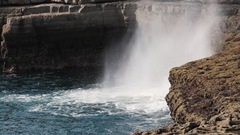 Cerca-De-Chorros-De-Agua-Espiráculo-En-La-Isla-De-Inishmore