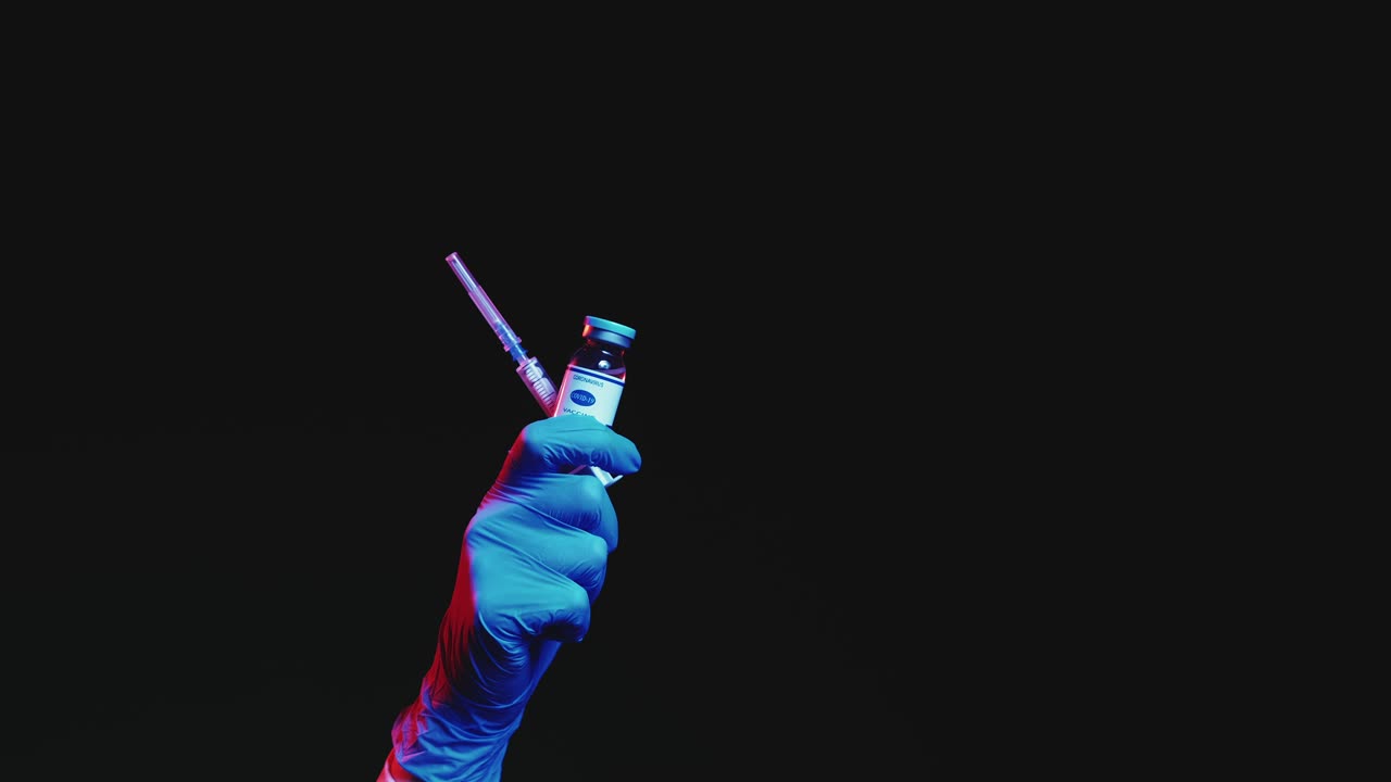 la jeringa de la dosis de la vacuna contra la covid-19 en la mano del médico