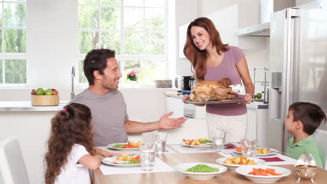 Madre-Llevando-Un-Plato-De-Pollo-A-Su-Familia-