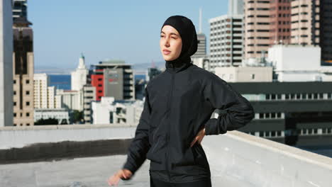 mujer, hijab de fitness y sol en la ciudad al aire libre