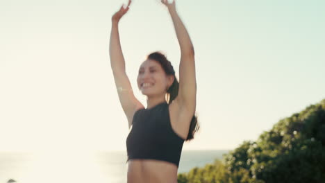 mujer corredora, naturaleza y playa con celebración