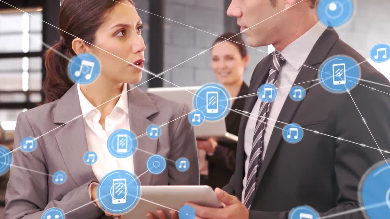 사무실에서 대화하는 슈트 입은 백인 동료들에 대한 연결된 전화 및 음악 아이콘의 애니메이션