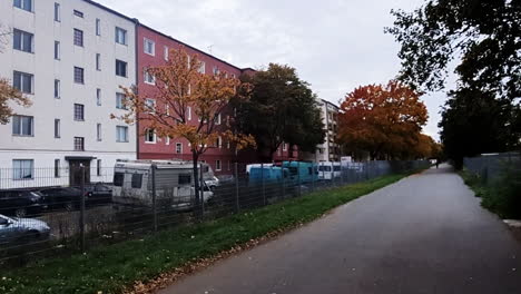 LKW-Rechts-Einfahren-In-Berlin-Im-Herbst-HD-30-Fps-5-Sek