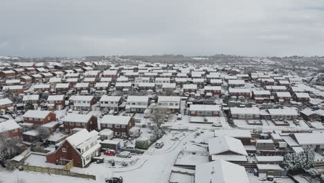 paisajes aéreos de la ciudad de stoke on trent cubiertos de nieve después de que llegara una tormenta repentina
