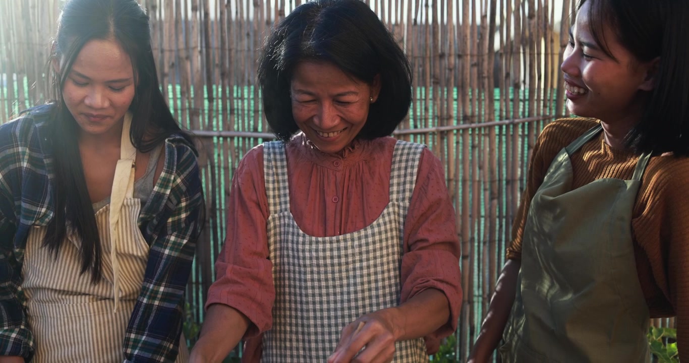 Wanita Asia Bahagia Tertawa dan Memasak Bersama di Luar Ruangan