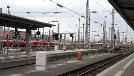 Andenes-De-La-Estación-Principal-De-Frankfurt-Con-Líneas-Eléctricas-Aéreas-Y-Trenes-Regionales-Al-Fondo
