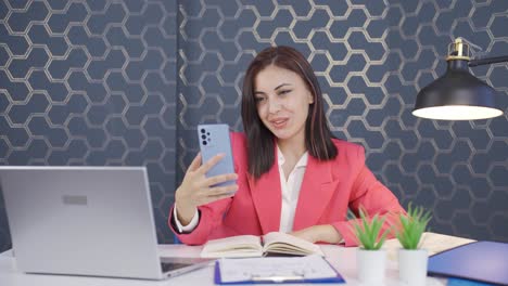 Video-De-Una-Joven-Empresaria-Haciendo-Videollamada-Por-Teléfono.