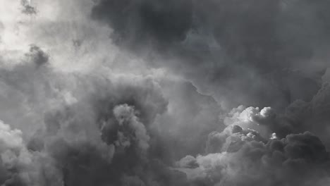 relámpagos tormenta relámpago en las nubes cumulonimbus en el cielo oscuro