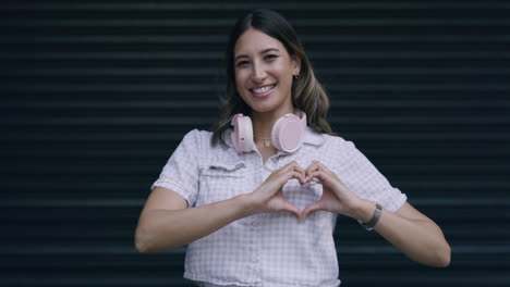 Mujer-Mostrando-Un-Signo-De-Corazón