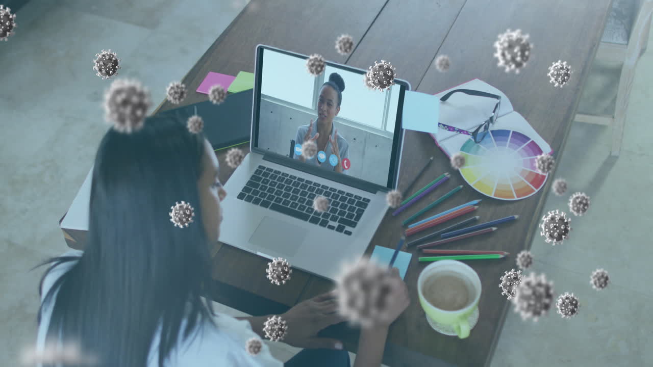 노트북 비디오 통화에서 사업가 여성에 대한 코로나 19 세포의 애니메이션