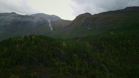 Drone-Vuela-Sobre-Una-Colina-Con-Vistas-A-Un-Lago-De-Montaña