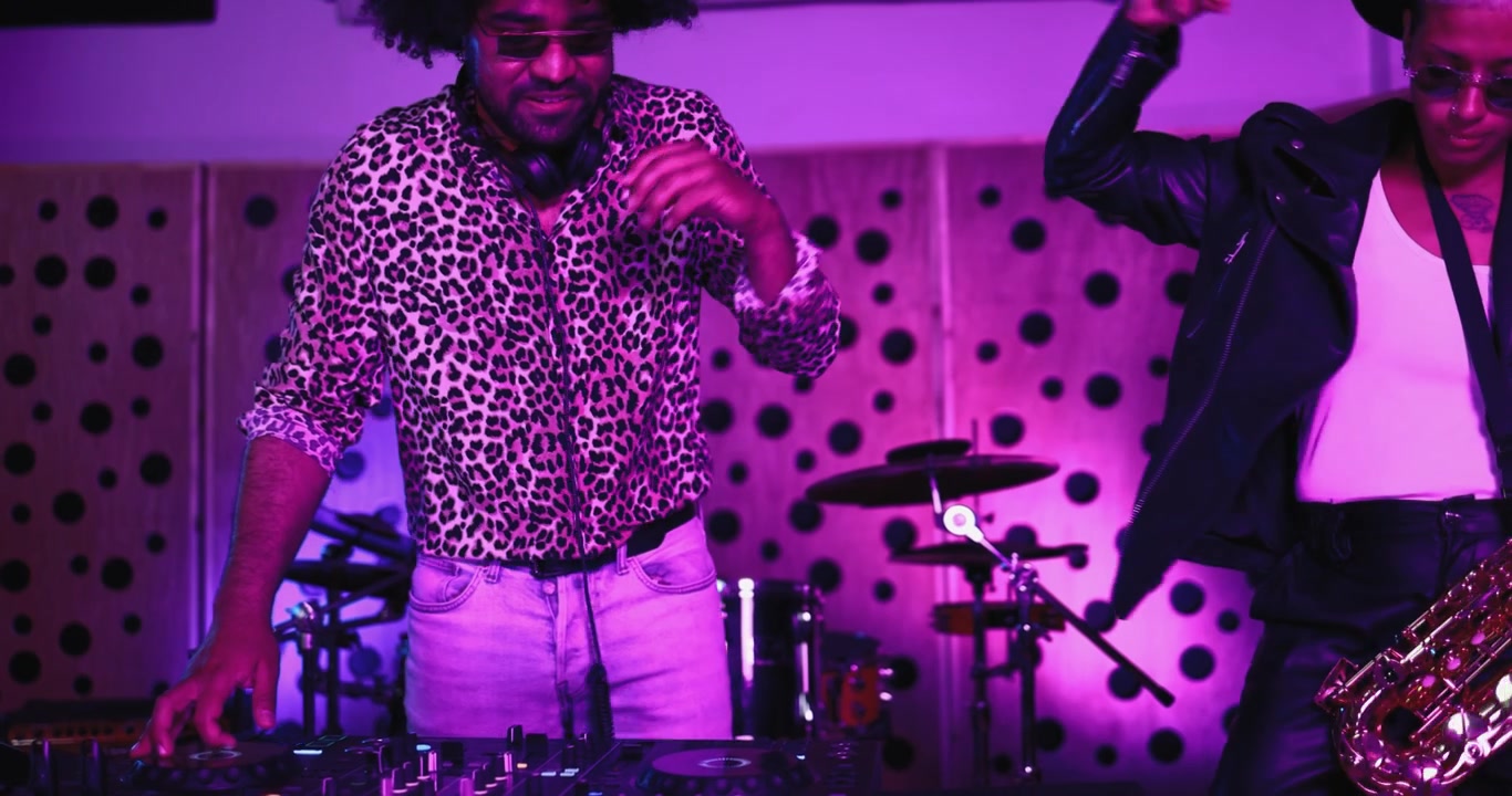 DJ e sassofonista che si esibiscono dal vivo in uno studio musicale vibrante