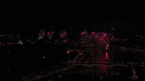 grandes fuegos artificiales en budapest el 20 de agosto fiesta nacional húngara