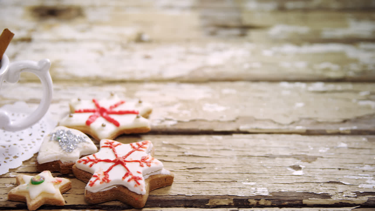 científico vertiendo un químico en un recipiente de vacuna 4k