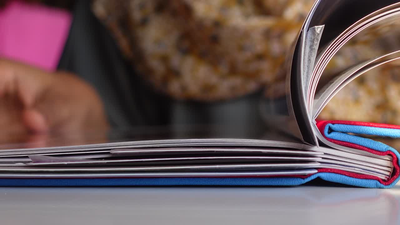 primer plano de un álbum de fotos con fotos de personas