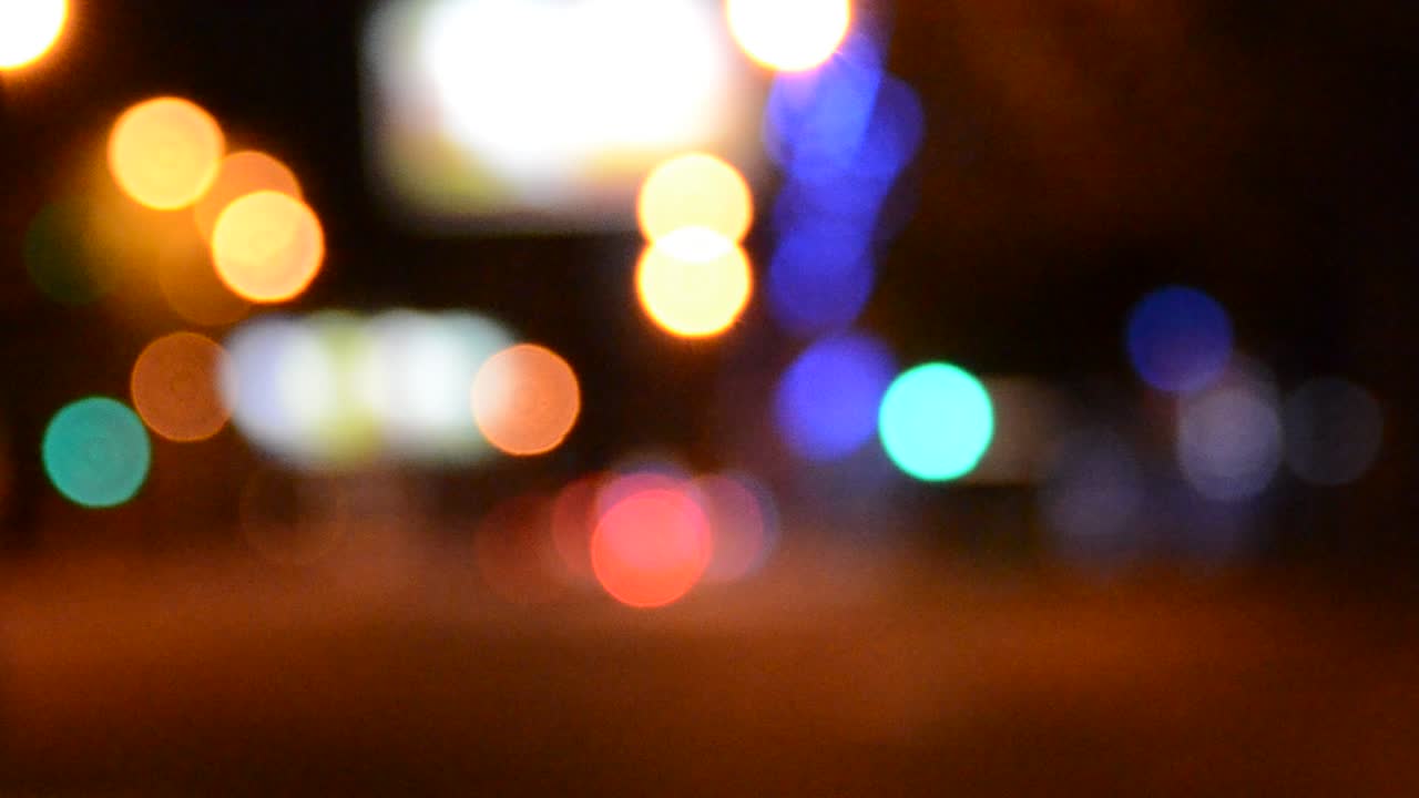 Luci sfocate di una strada di notte
