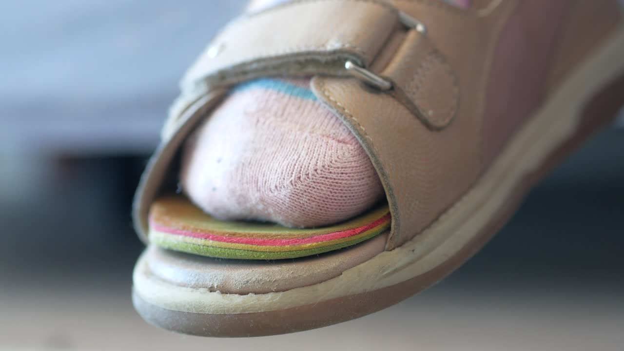 지원 인솔이 있는 어린이 정형 신발