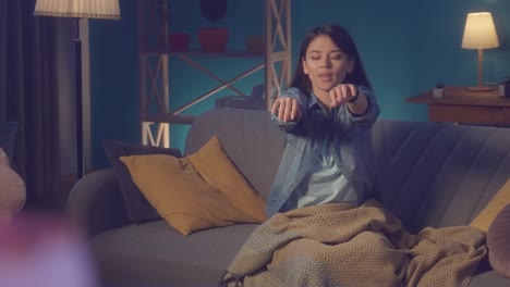 mujer relajándose en el sofá por la noche