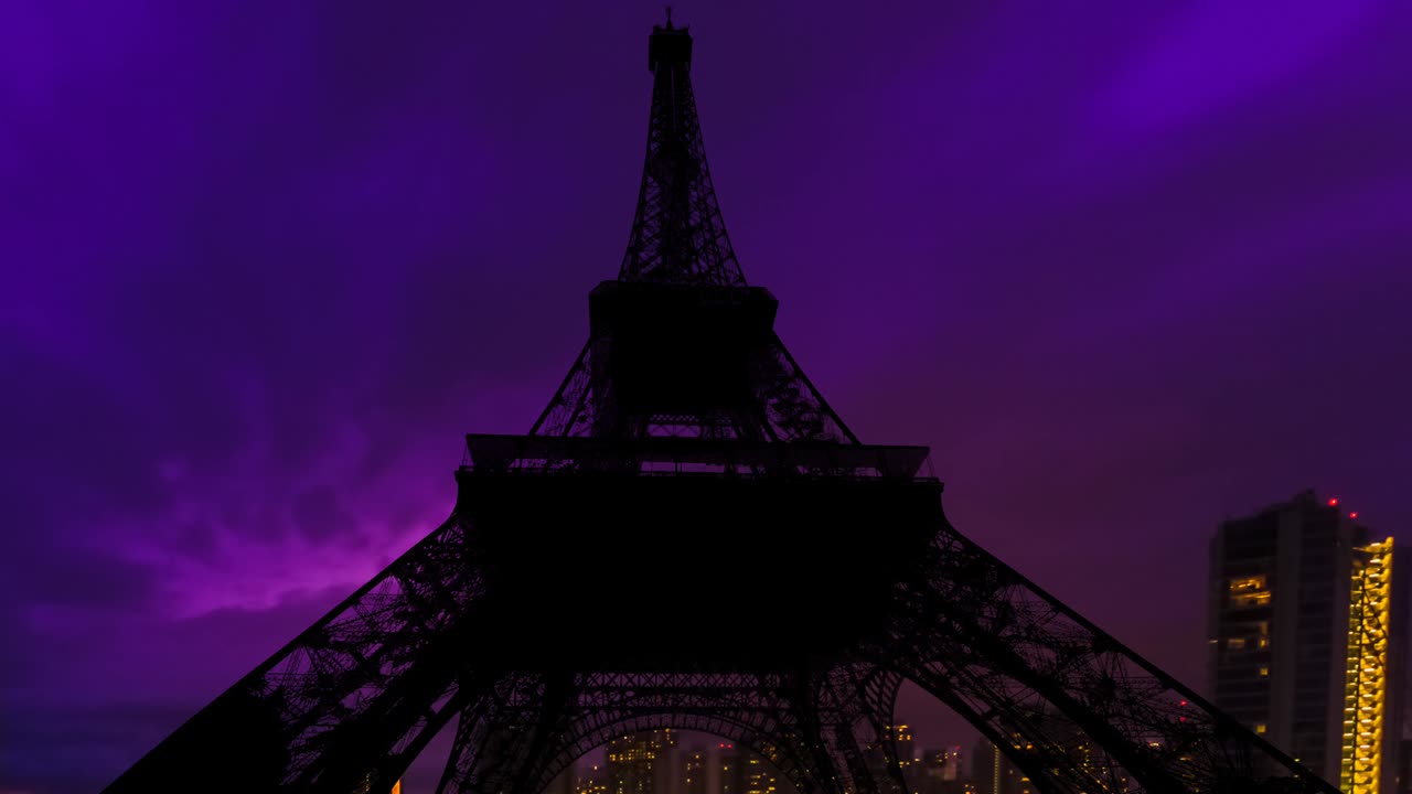 torre eiffel el cielo del atardecer parisiense