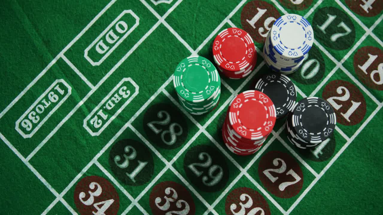 fichas de casino en la ruleta en la mesa de póquer 4k