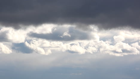 Lapso-De-Tiempo-De-Nube-De-Tormenta-Sombrío-Nublado-Grueso-Durante-El-Día