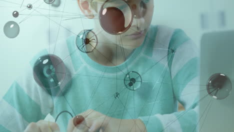 conexiones de red y animación de procesamiento de datos sobre la persona que utiliza la computadora portátil