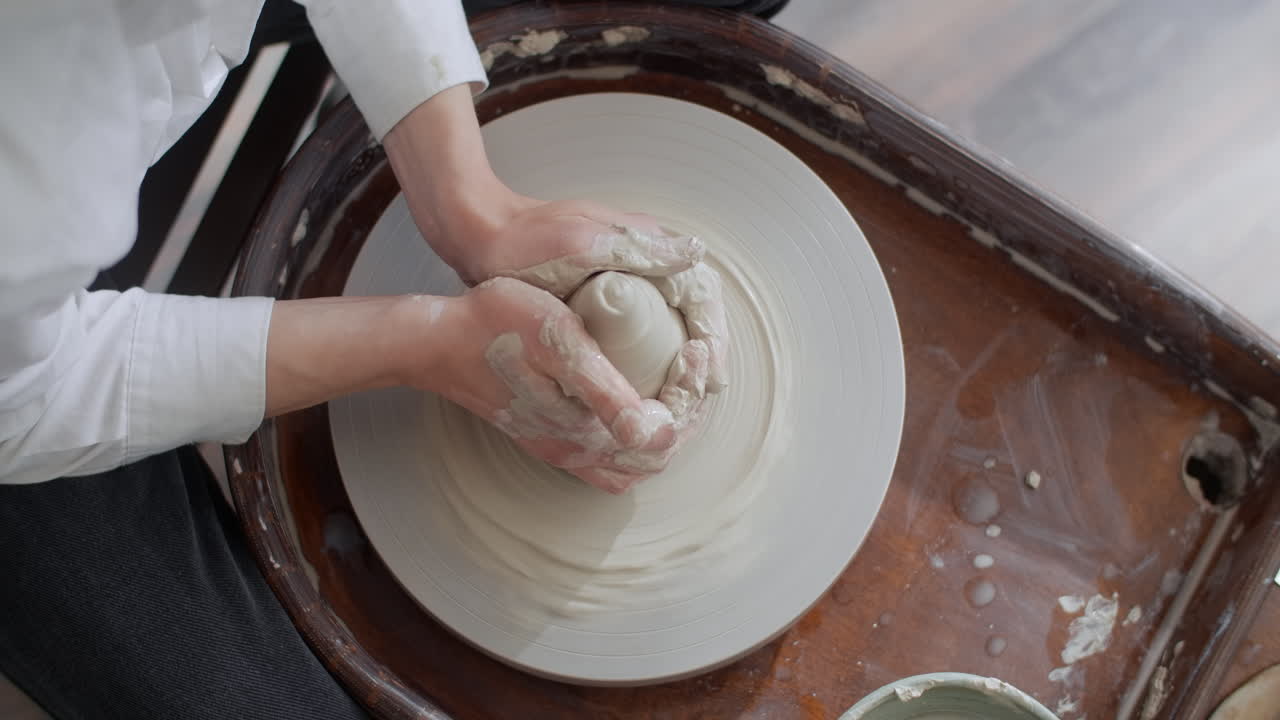 도자기 바 에 점토 를 형성 하는 사람