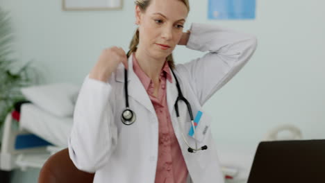 médico, estetoscopio y trabajando en computadora portátil