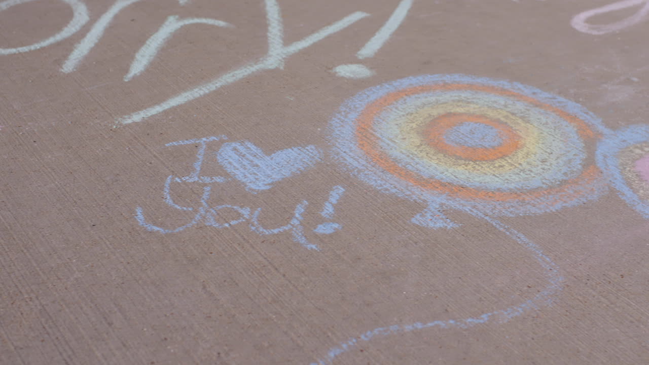 lo siento y te amo escrito en tiza con sartenes de cámara de arte