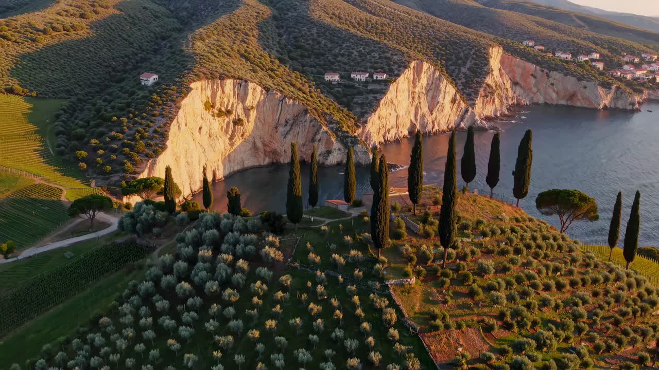 Video aereo che cattura scogliere spettacolari e colline lussureggianti al tramonto, mostrando un paesaggio ampio