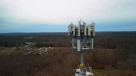toma aérea inversa de la torre de teléfono celular en el bosque