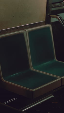 asientos vacíos en el metro