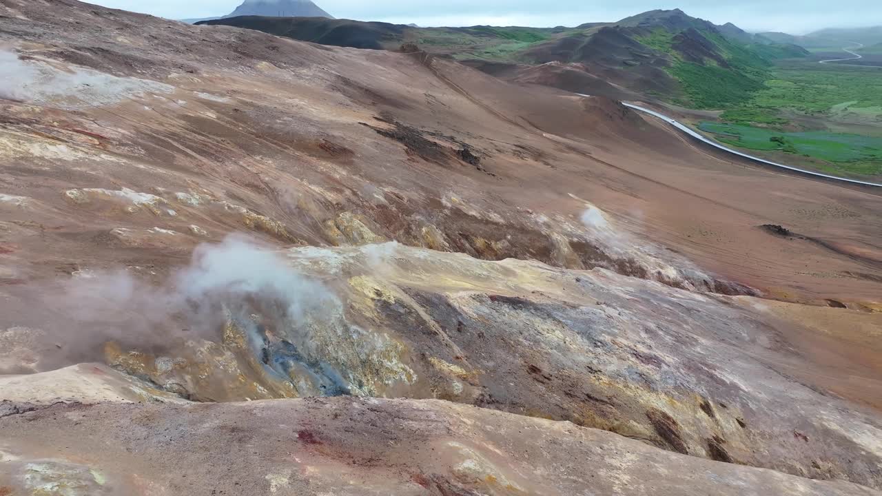 vapores de manchas calientes en el área geotérmica de geysers en el paisaje de islandia, disparo de dron 60 fps