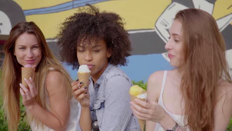 giovani donne sedute e che mangiano gelato