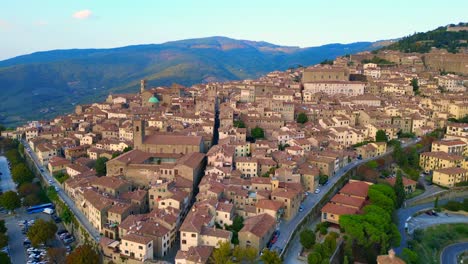 Cortona,-Italienisches-Mittelalterliches-Bergdorf-In-Der-Toskana