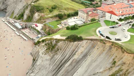 toma aérea de la plataforma de abrasión flysch y acantilados en zumaya