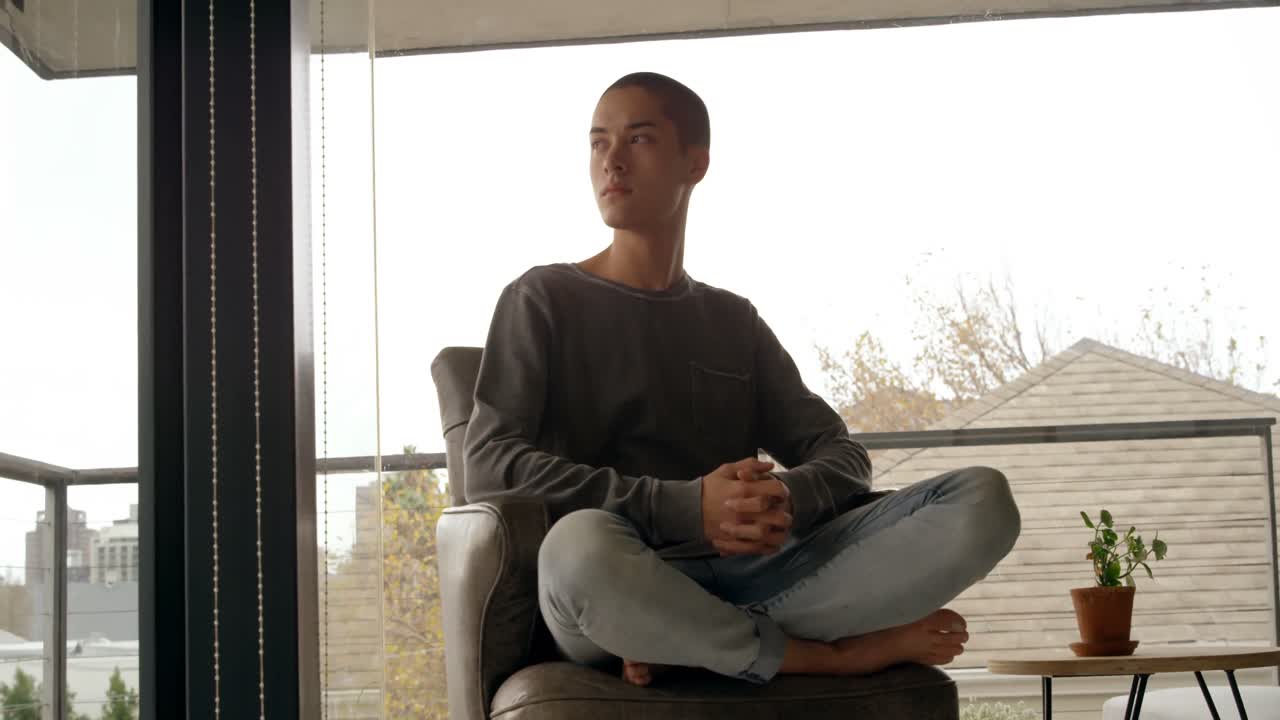 hombre sentado en una silla de brazo en casa 4k