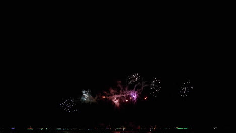 el cielo nocturno frente a la playa lleno de coloridas luces brillantes en un festival internacional de fuegos artificiales en un famoso destino turístico en el sudeste asiático