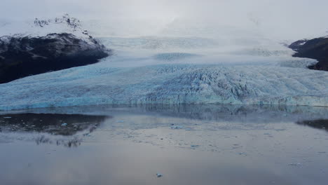 冰島的海爾杜克維斯爾冰川 (hauldukvisl glacier) 的全景空中拍攝