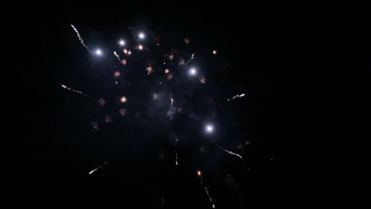 Fuochi d'artificio veri filmati al rallentatore