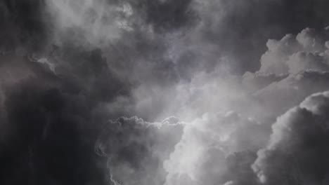 Pov-Gewitter-In-Kumulonimbuswolken,-Die-Sich-Am-Dunklen-Himmel-Bewegen