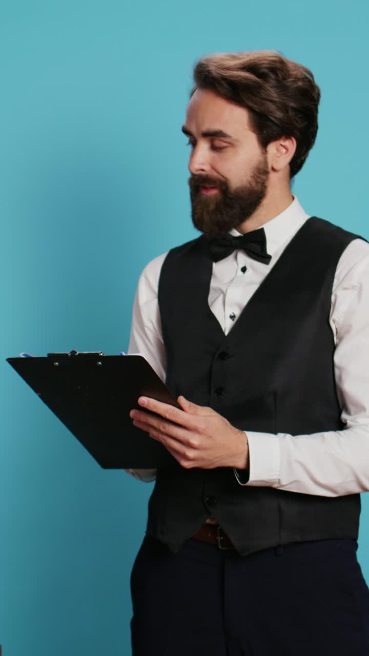 Vertikales Video: Türsteher, der die Checkliste der Gäste überprüft