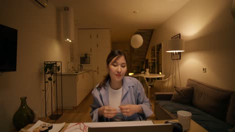 mujer que trabaja desde casa por la noche