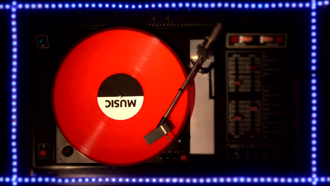 플레어에 비닐 레코드. 오래된 턴테이블에서 노래를 연주합니다.